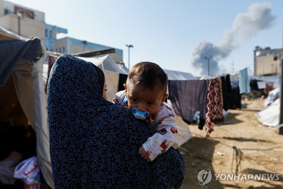 이스라엘, '휴전 협상' 중 공습 지속…"가자 남부서 10명 사망"