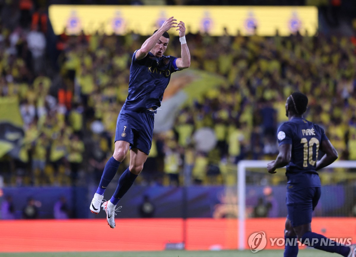 호날두, 30세 이후에만 400번째 골…사우디 리그 득점 선두