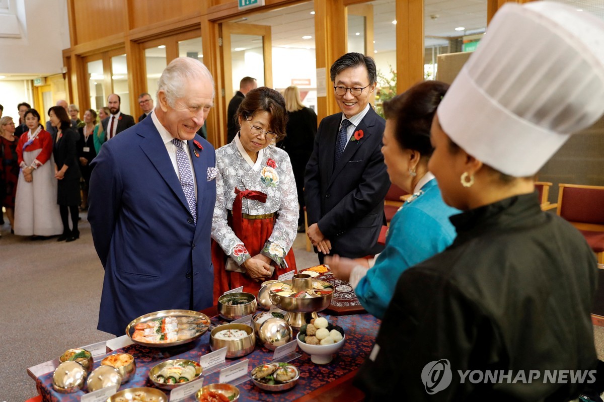 찰스 3세, 英 한인타운 첫 방문…尹대통령 만남 전 韓문화 예습