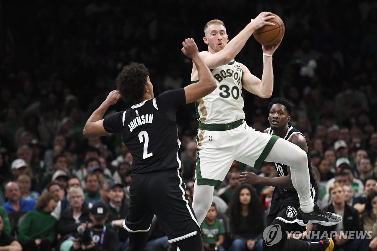 나이 잊은 제임스 32점…NBA 레이커스, 연패 탈출 견인(종합)