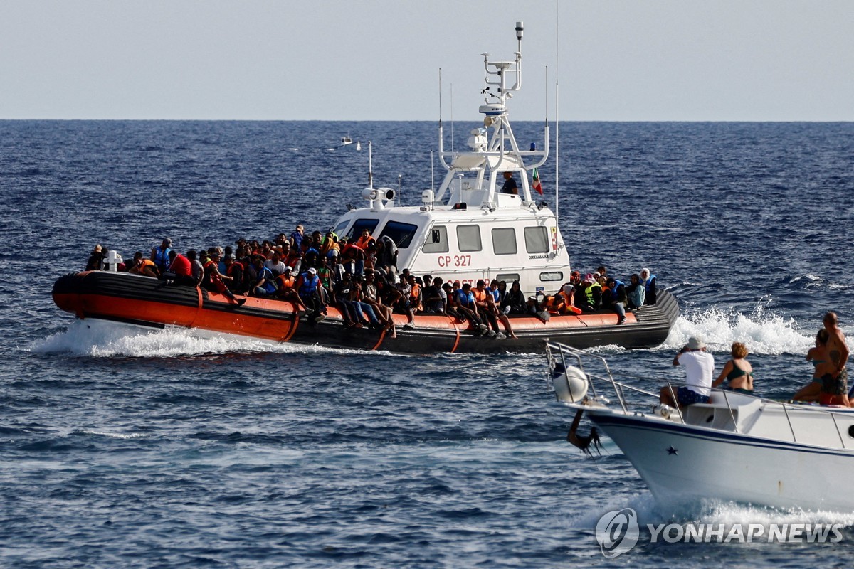 伊 람페두사섬 앞바다서 이주민 보트 침몰…2살 여아 사망