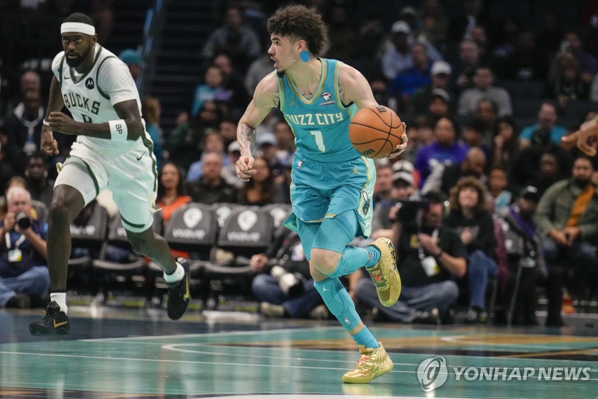 NBA 스타 볼, 문신 가리고 뛰어…'상업 로고 노출 금지' 이유