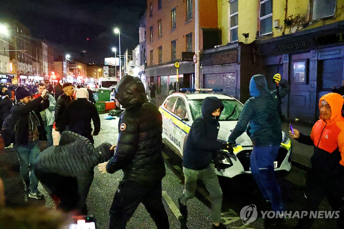 아일랜드에서 학교 흉기난동 뒤 '이민자 짓이다' 폭동 터져