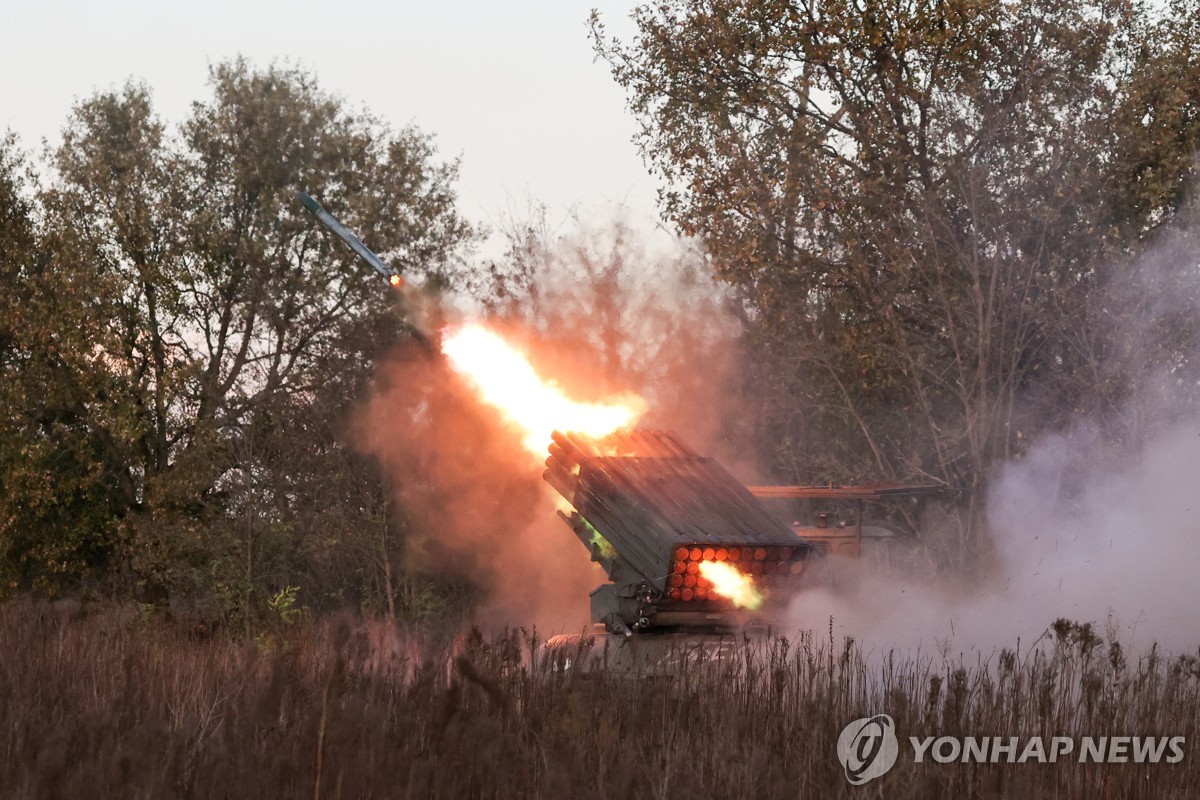 러, 공습 강화…우크라 "헤르손 주거지역 피해, 3명 사망"