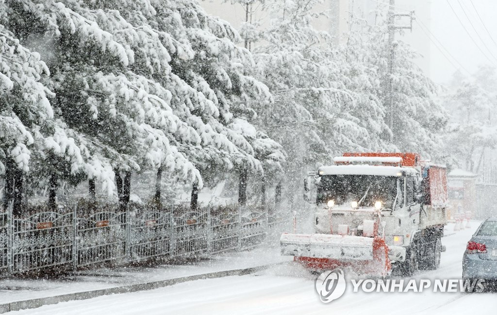 춘천시 '인도 제설' 첫 도입…안전한 통행로 확보