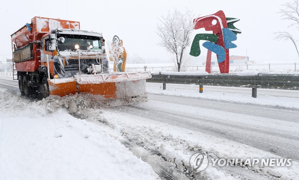 춘천시 '인도 제설' 첫 도입…안전한 통행로 확보