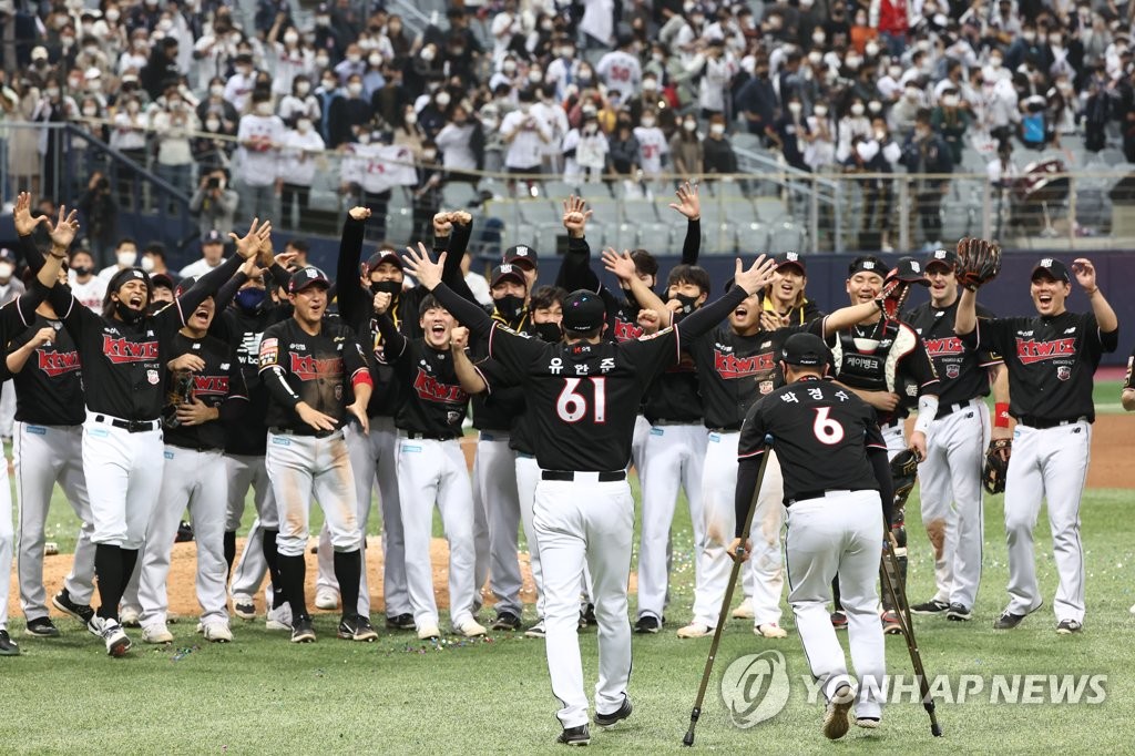 kt 박경수 "LG와 한국시리즈 특별해…박병호도 우승반지 껴야죠"