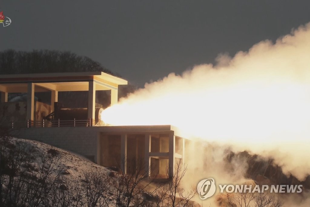 北 "신형 중거리탄도미사일용 고체연료엔진 시험…만족스러운 결과"