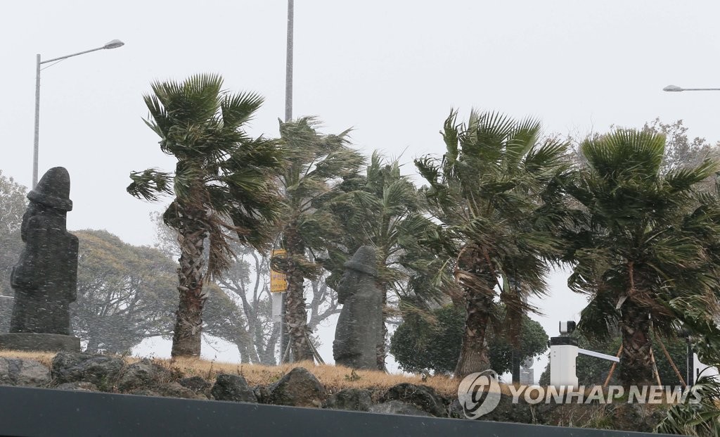 강풍에 제주공항 항공편 20편 결항·22편 지연