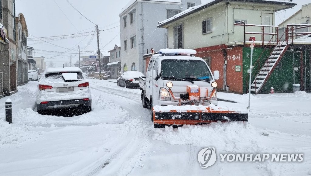 "폭설 대비 이상무"…동해시, 도로 제설 준비 태세 돌입