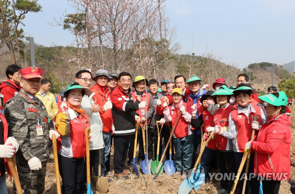 울산시 숲 가꾸기 행사…1만㎡ 녹지에 비료 주기