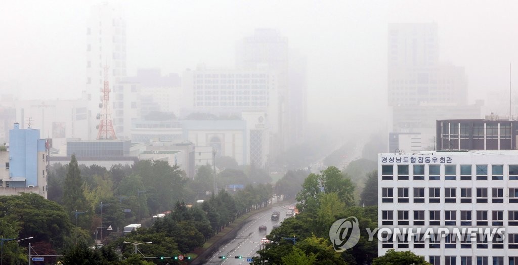 부산·울산·경남 구름 많고 비…낮 최고 8∼12도