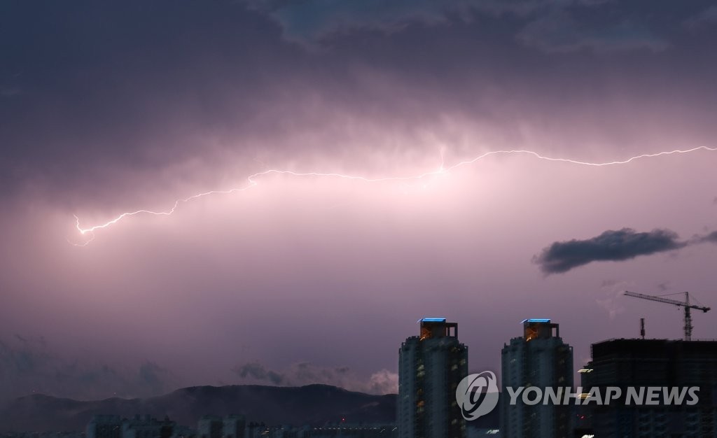 인도 구자라트주서 '때아닌' 폭우 속 벼락에 20명 넘게 사망