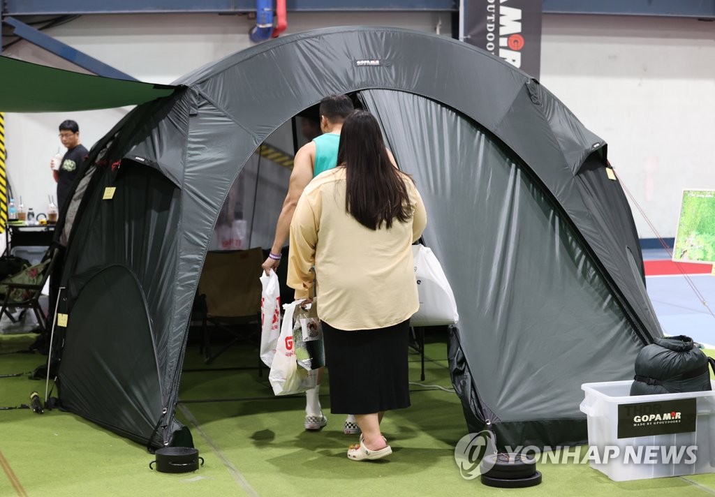 캠핑인기에 캠핑용품 판매 '쑥'…제품 다양하고 가격 '천차만별'