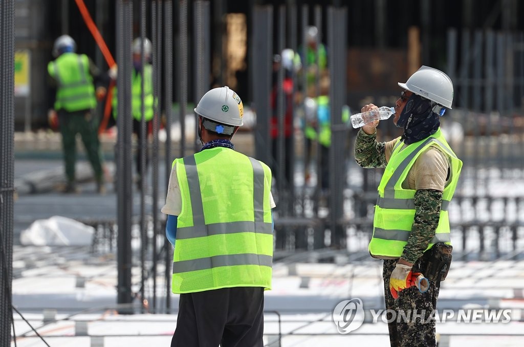 "내년 건설투자 2.4% 감소…수도권 아파트 매매가 1% 오를듯"