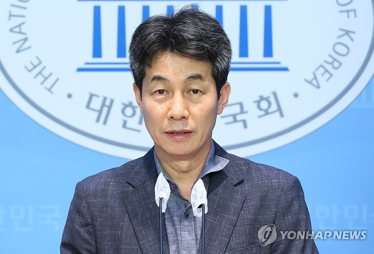 검찰, '허위 인턴 등록' 윤건영 의원에 벌금 500만원 구형