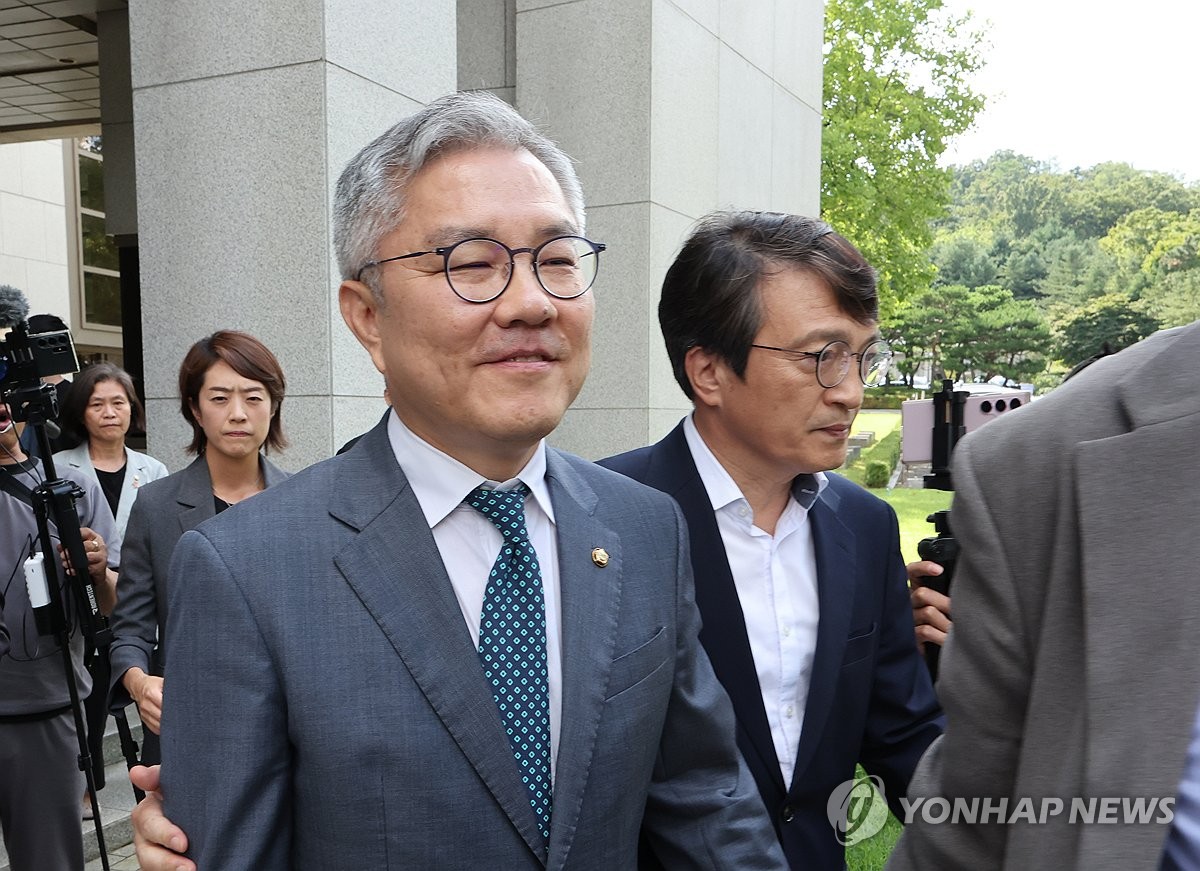 최강욱 '암컷' 발언 출판기념회 참석 광주 정치인들 '곤혹'