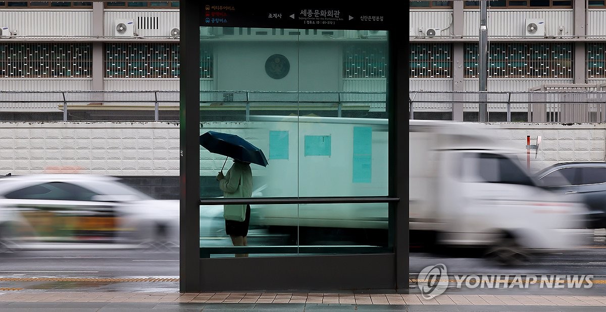 대체로 흐림…중부 지방 돌풍·천둥·번개 동반한 비