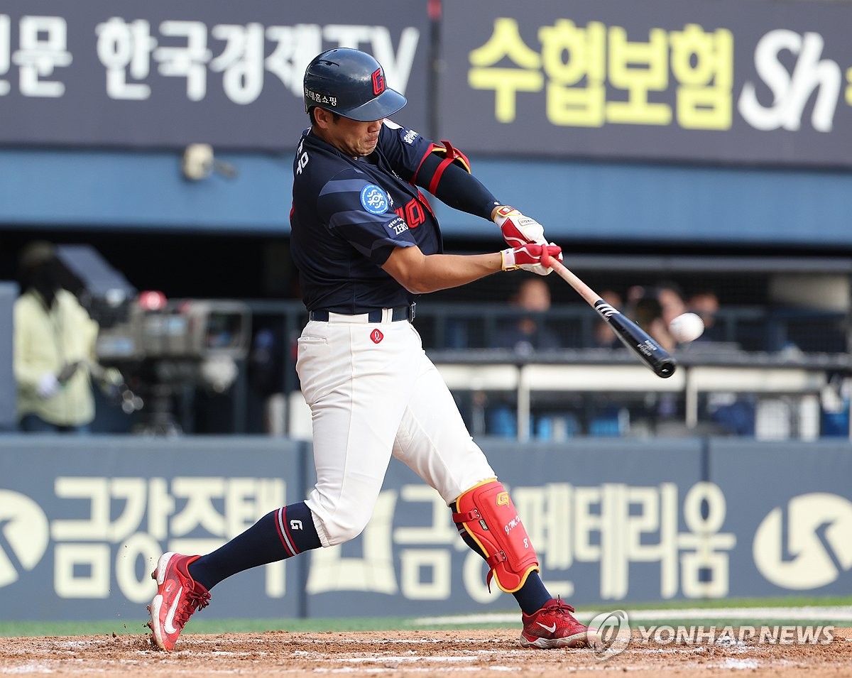 '영원한 롯데맨' 선언한 전준우의 마지막 꿈 "우승해 보고 싶다"