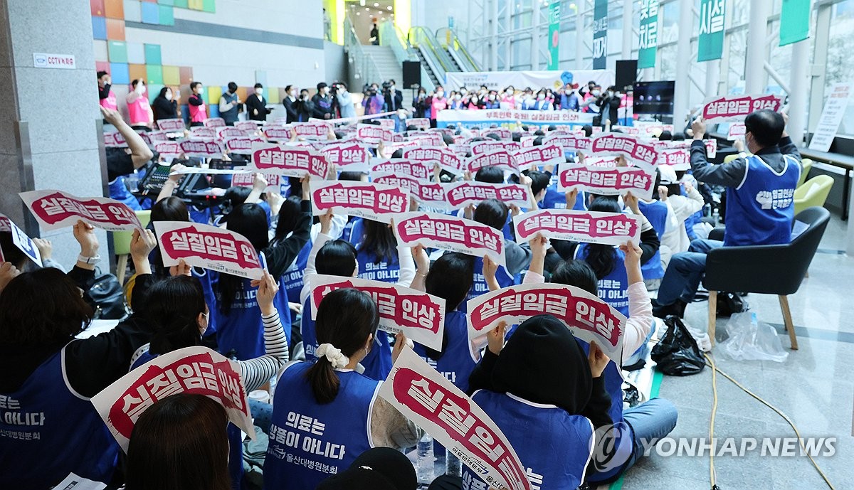 파업 일주일 넘긴 울산대병원 입원진료 축소…수속 창구 '한산'