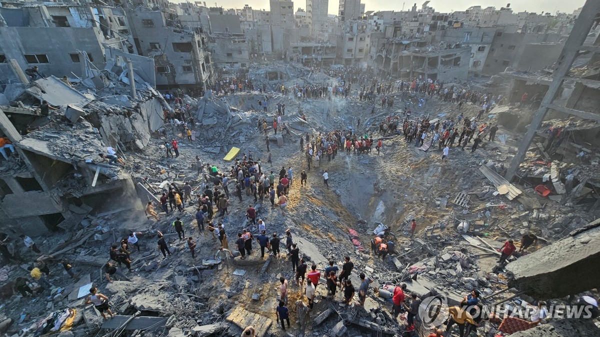 [이·팔 전쟁] 가자 최대 난민촌 공습에 민간인 사망 논란…이 "테러범 사살"