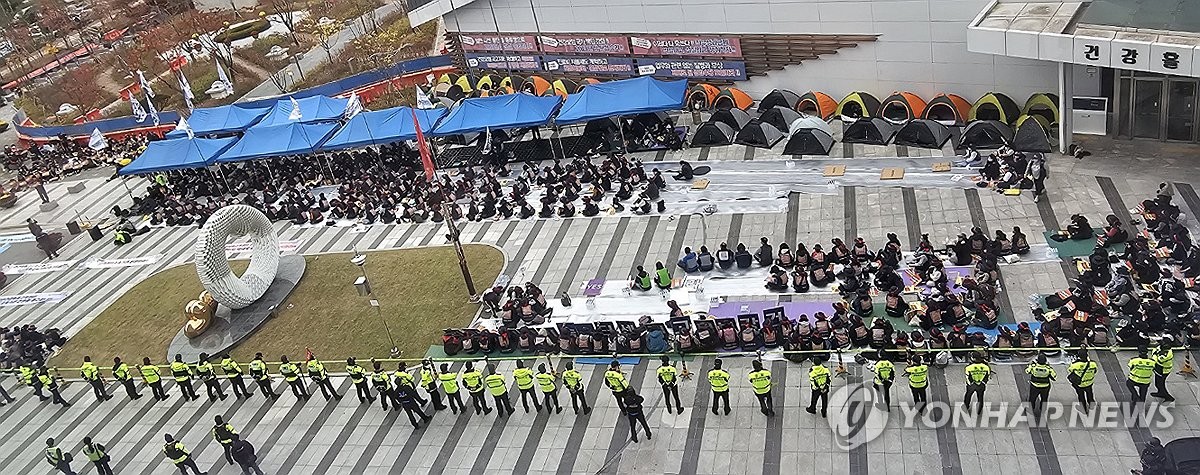 "해고 없는 소속기관 전환" 건보 고객센터지부 무기한 총파업(종합)