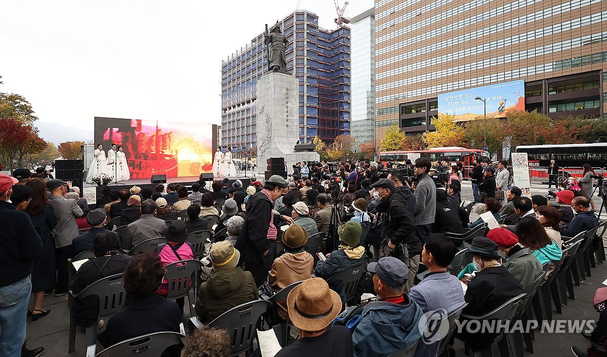 광화문에 울려퍼진 우리의 명시…시의 날 기념하는 야외 낭송회