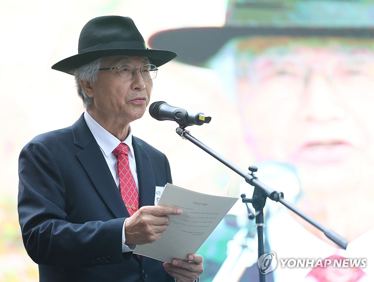 광화문에 울려퍼진 우리의 명시…시의 날 기념하는 야외 낭송회