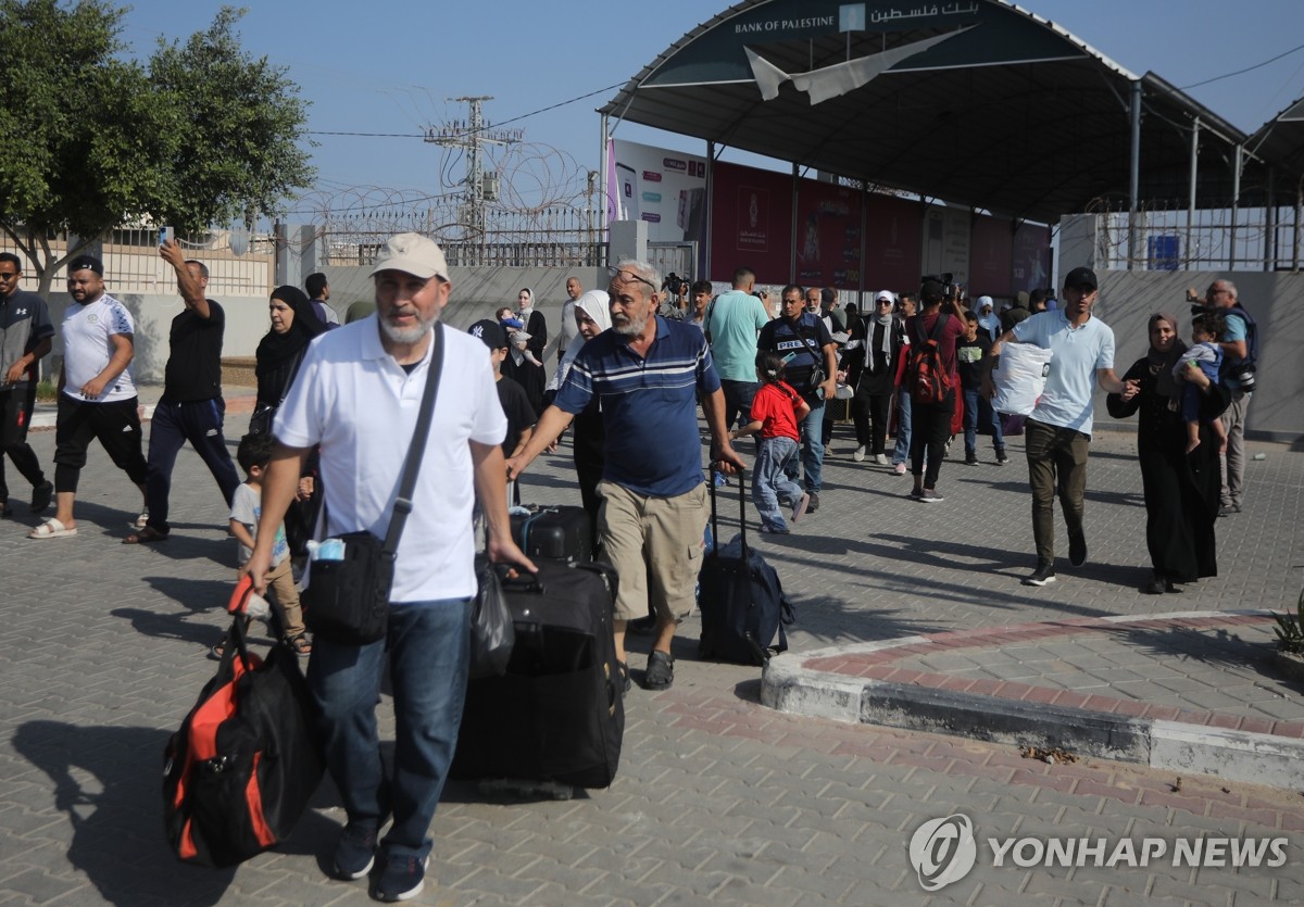 [이·팔 전쟁] 검문소 개방 이틀째 340여명 출국…이집트 "7천명 대피 지원"(종합)