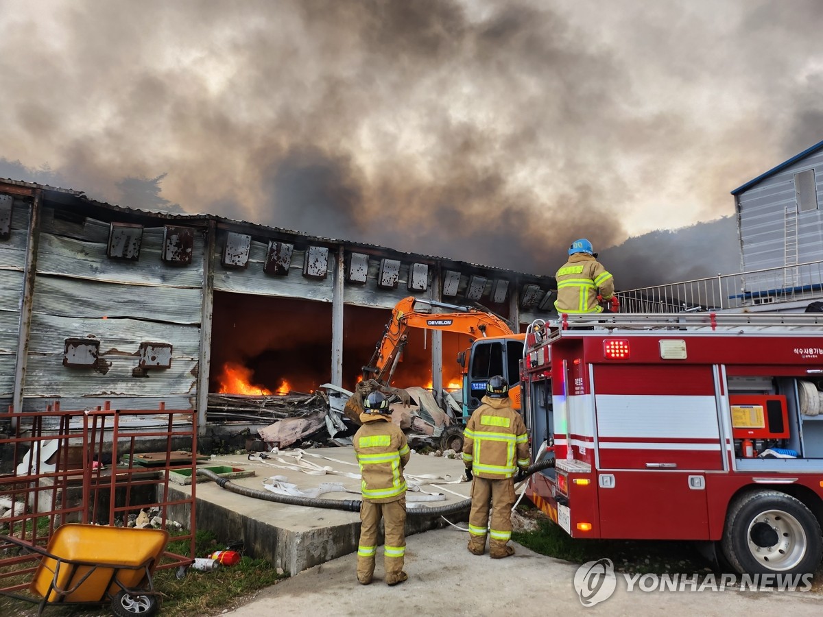 삼척 양계장 화재 5시간 30분 만에 꺼져…28만마리 떼죽음(종합)