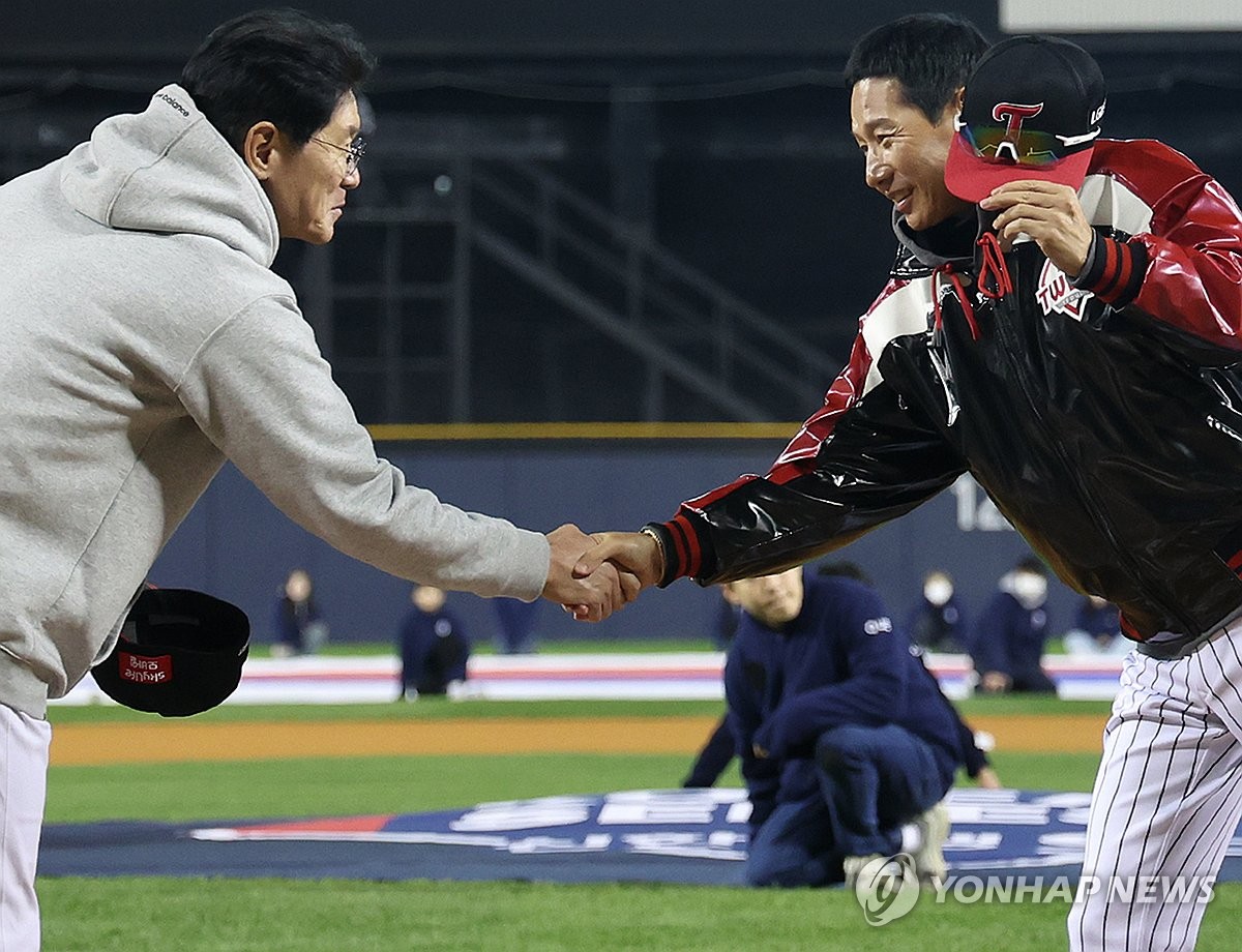 '승장' 염경엽 LG 감독 "오늘의 역전승, 자신감 얻는 계기"