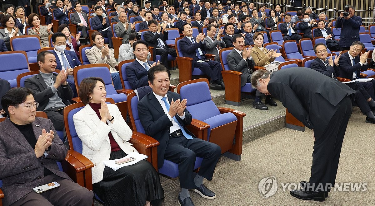 민주, 선거제 의총 내일로 순연…연동형이냐 병립형이냐 '팽팽'(종합)