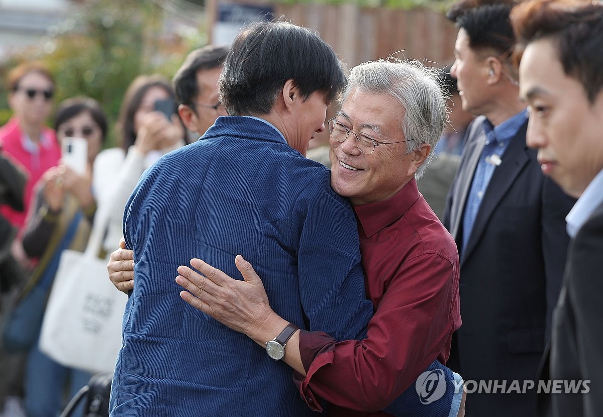 조국 "앞으로 열심히 살아보겠다"…양산 평산마을서 文과 '포옹'