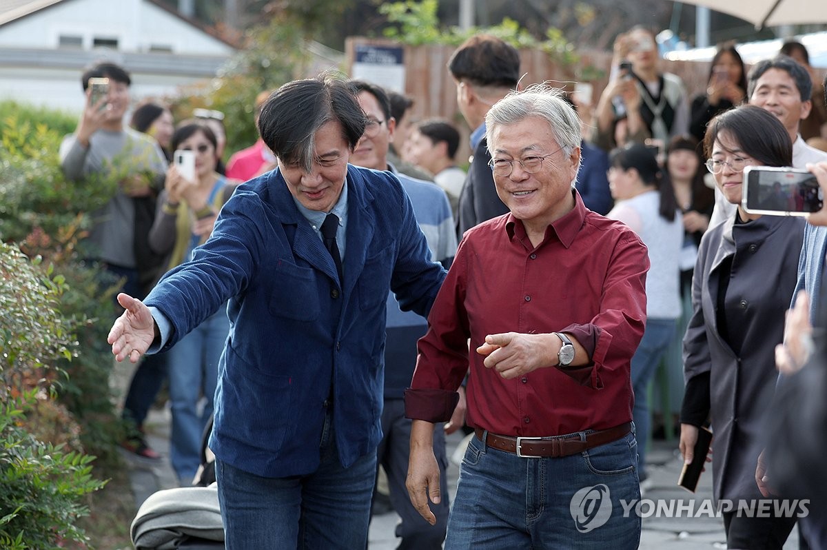 조국 "앞으로 열심히 살아보겠다"…양산 평산마을서 文과 '포옹'