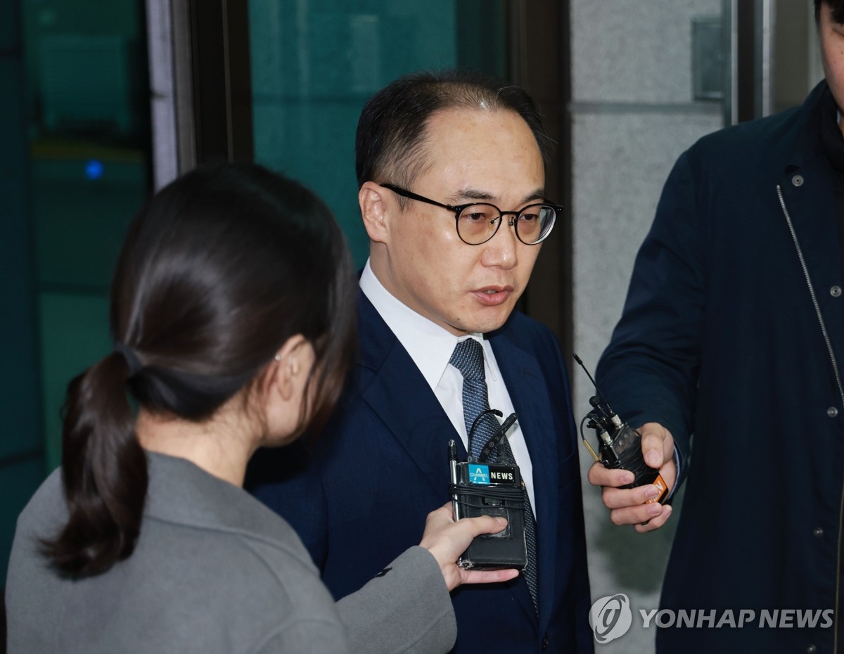 '탄핵 검토' 보고받은 검찰총장…말없이 투병 검사 병문안