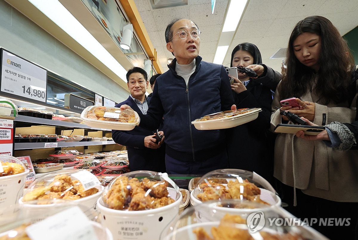 이마트 찾은 추경호 '슈링크플레이션'에 "정직한 판매행위 아냐"