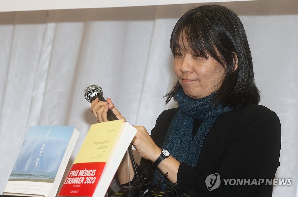 메디치상 한강 "워낙 힘들게 써서 완성 못 할 뻔했죠"