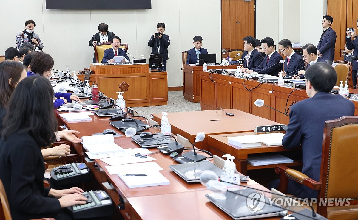 신혼 3억원·미혼 출산가구 1억5천만원 증여 공제…기재위 의결(종합2보)