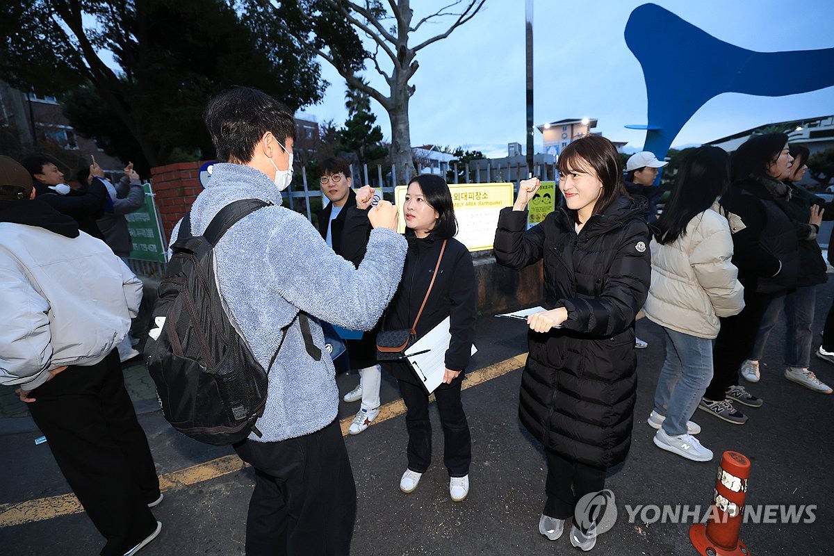 [수능] "떨지 말고 잘해"…제주서도 차분한 시작