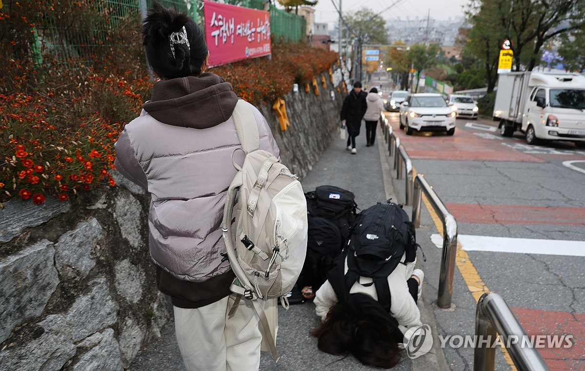 [수능] "화이팅" 가족·친구 응원 속 대전세종충남 수험생 차분한 입실