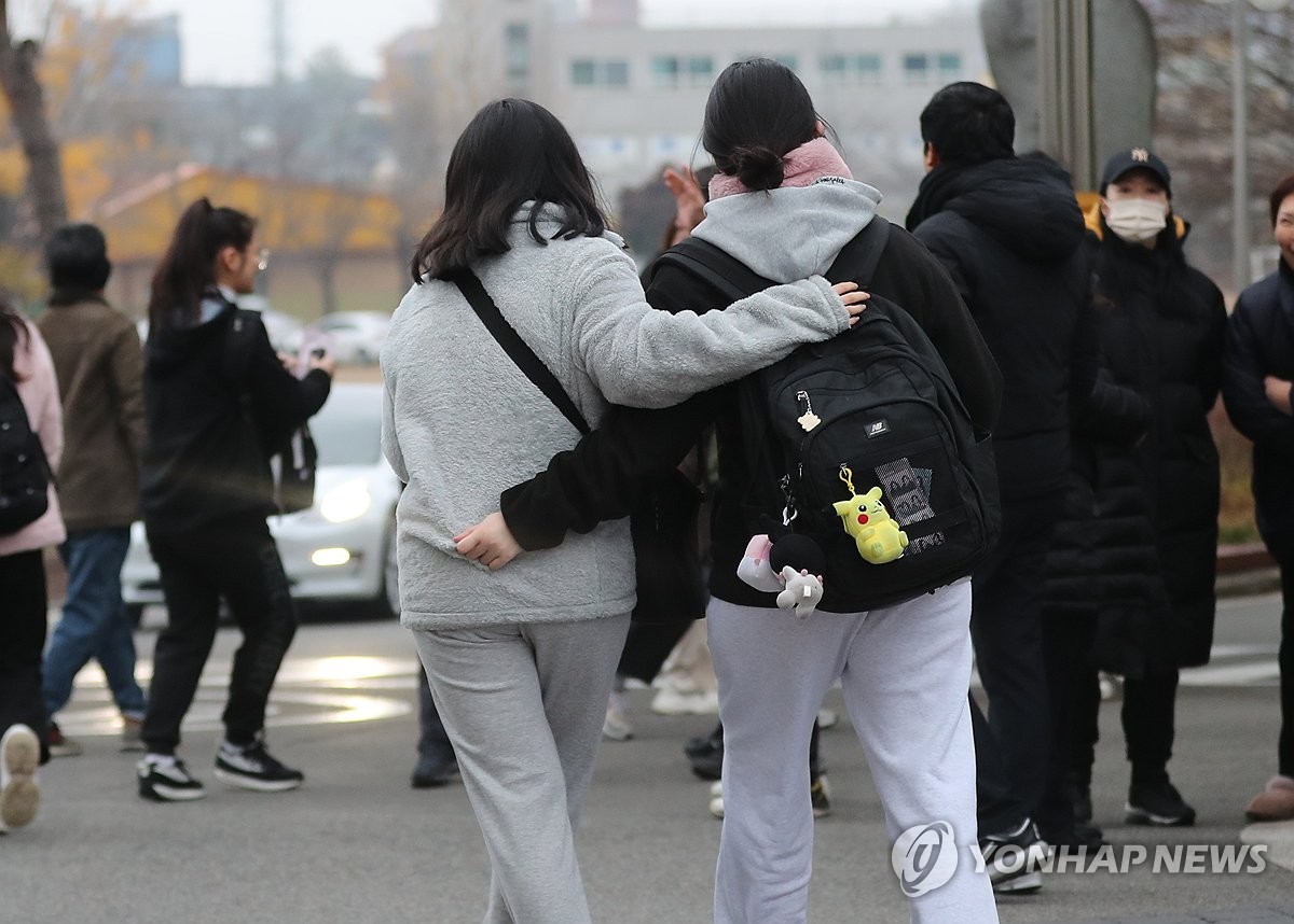 [수능] "화이팅" 가족·친구 응원 속 대전세종충남 수험생 차분한 입실