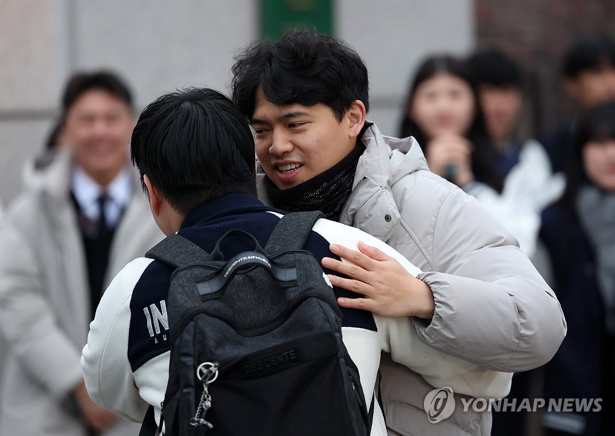 [수능] "선배님 대박!" 강원 수험생, 후배들 응원 받으며 입실