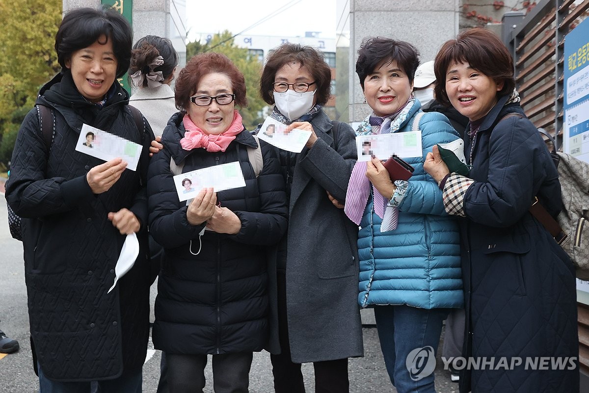 [수능] "선배 화이팅!" 4년 만에 돌아온 후배들의 다정한 응원