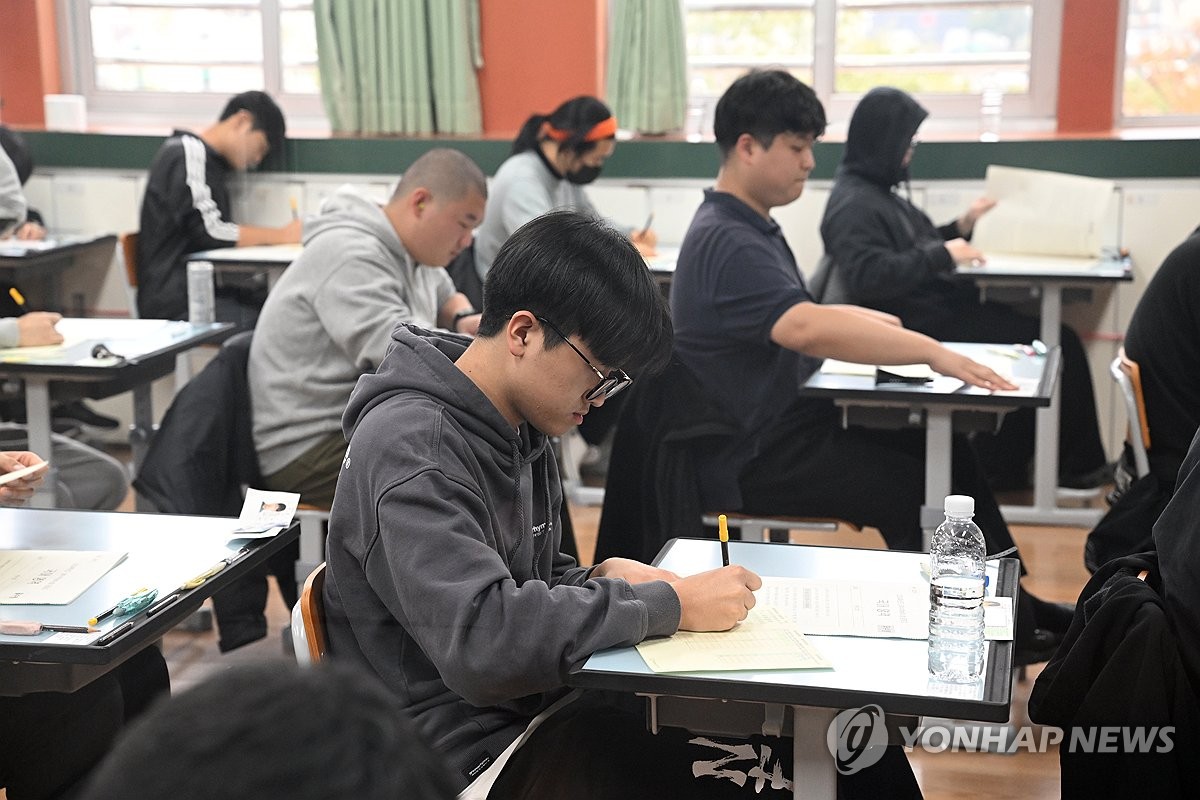 [수능] 제주 시험장 정전…교실 옮기고 2교시 7분 늦게 시작