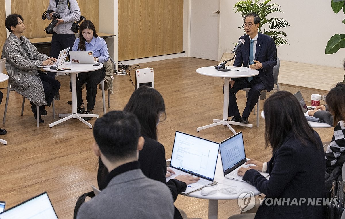 [수능] 한총리 "미래세대 인생 인프라 튼튼…교육·주택정책 뚝심있게"