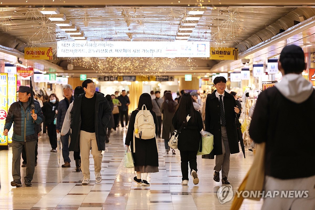 [수능] "후련함 반, 복잡함 반"…수험생들, 가족·친구와 자유 만끽