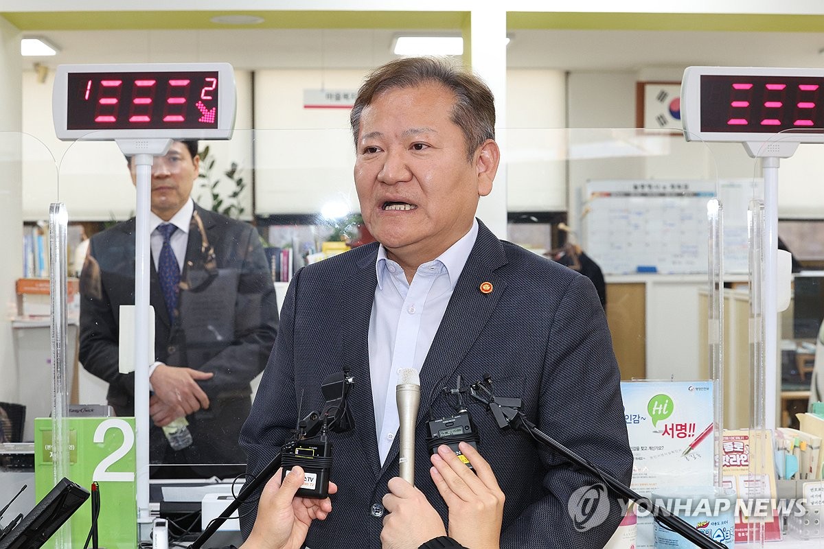 '장애의 늪' 빠진 디지털정부…이상민 또 국외 출장 중