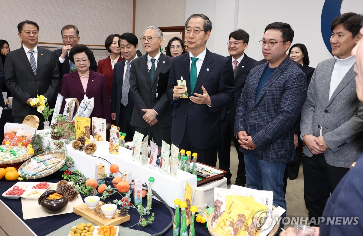 국무회의장에 등장한 하동 배즙…한총리 "지역경제 활성화"