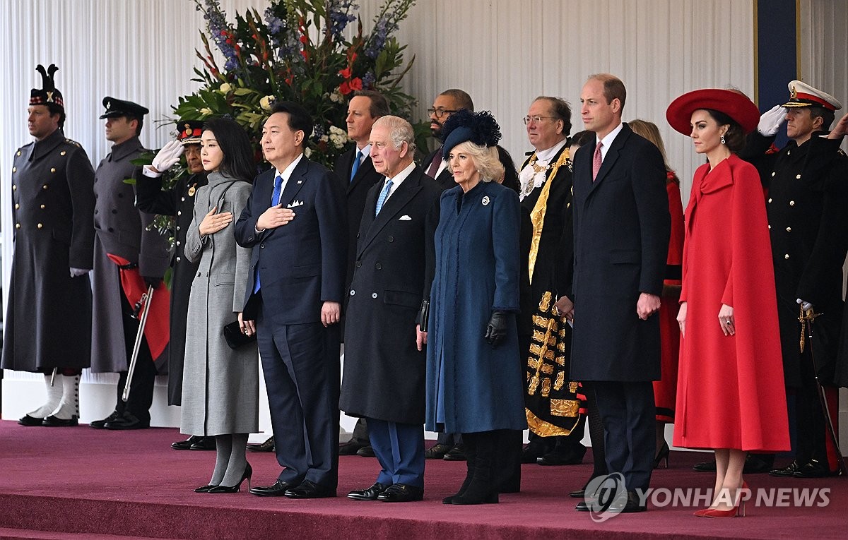 "韓 대통령에 레드카펫, 태극색 옷"…英언론 버킹엄궁 행사 주목