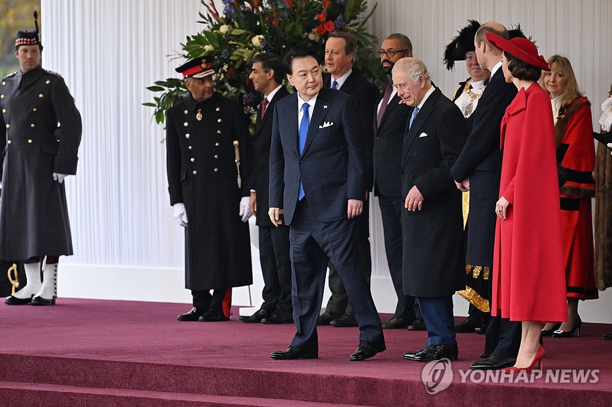 尹대통령, 英 국빈환영식서 찰스 3세와 의장대 사열